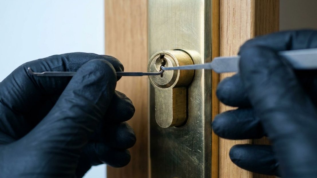 Técnico ajustando la cerradura del portal de una comunidad de vecinos